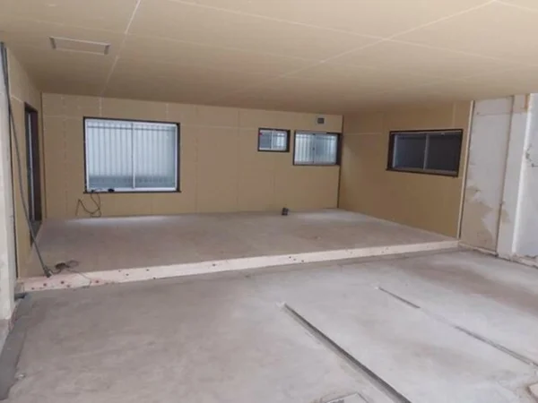 梅島のスケルトン店舗物件の内装