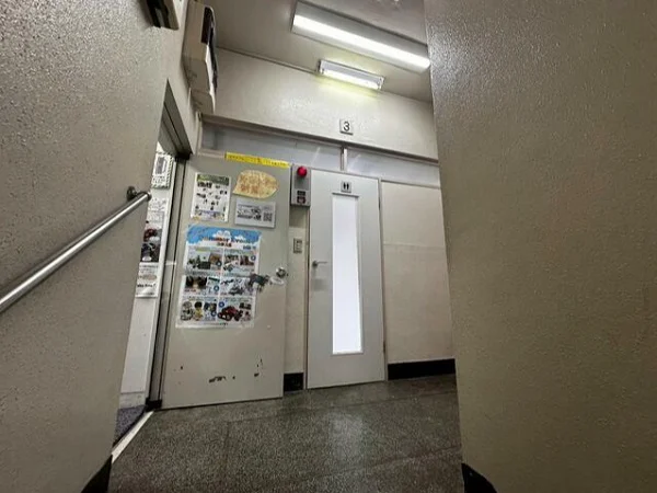 西荻窪の事務所仕様物件のエントランス