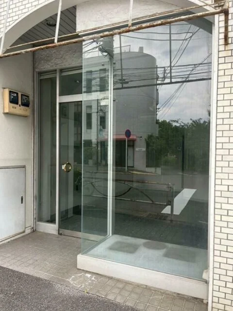等々力のスケルトン店舗物件のエントランス