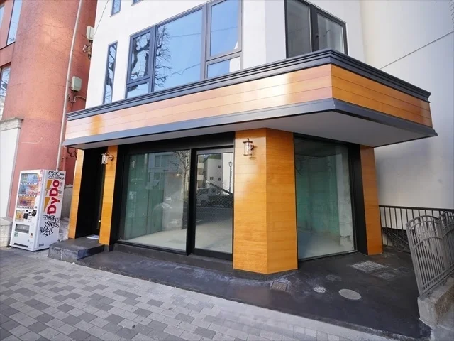 貸店舗(スケルトン)の外観