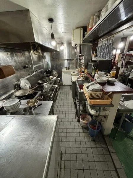 中華料理の居抜き物件の厨房