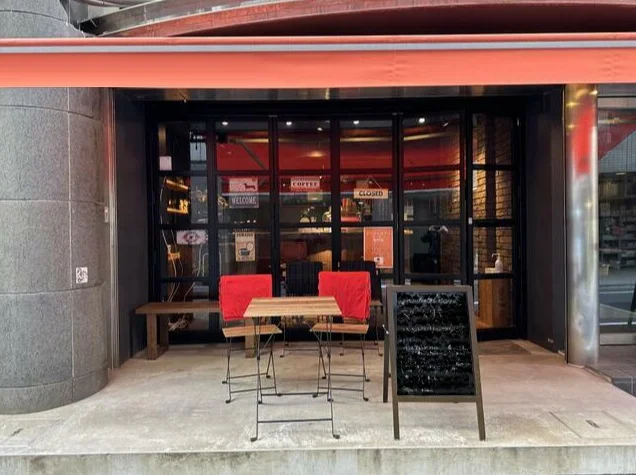 新宿御苑前の居抜き店舗のエントランス