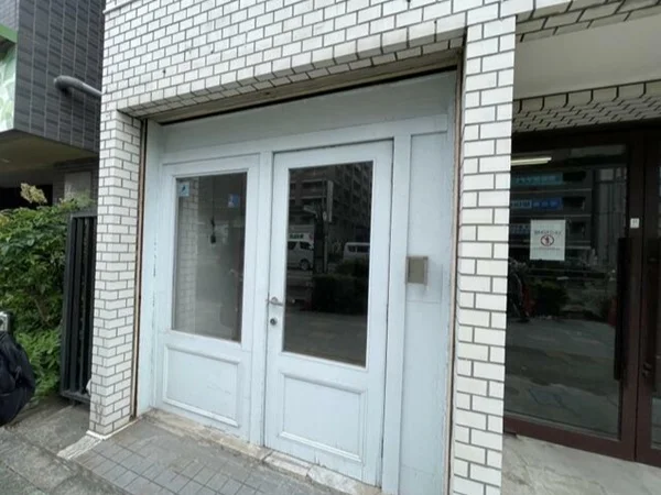 貸店舗(スケルトン)のエントランス