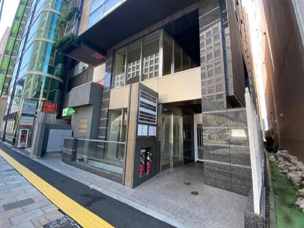 外苑前のスケルトン店舗物件の外観