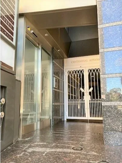 外苑前のスケルトン物件のエントランス