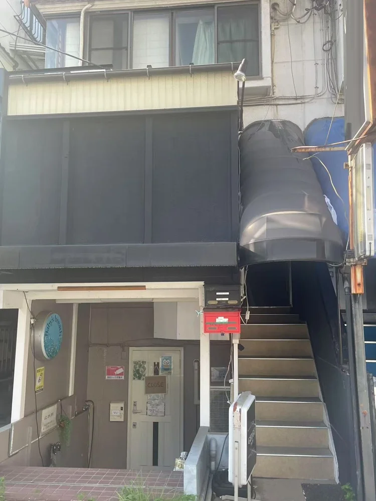 川崎大師のスナック・パブ居抜きのエントランス