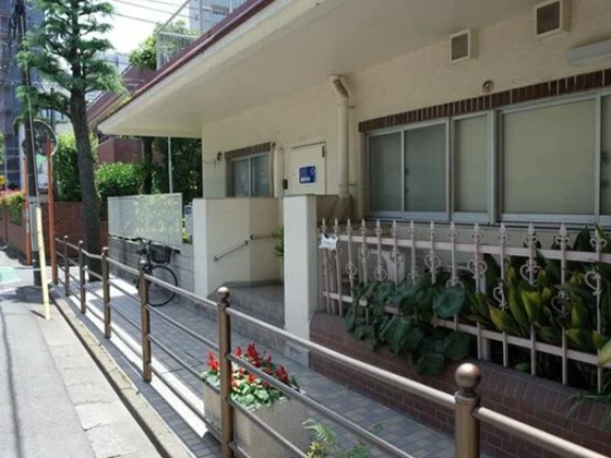 駒沢大学の医院居抜きのエントランス