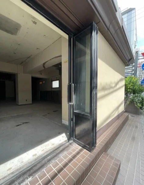 横浜のスケルトン店舗物件のエントランス