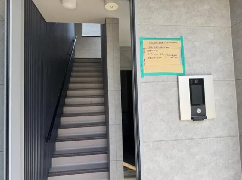 たまプラーザのスケルトン店舗物件のエントランス