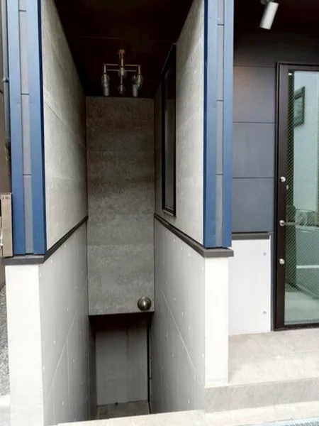 貸店舗(スケルトン)のエントランス