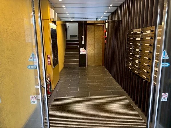 日本橋の事務所仕様物件のエントランス