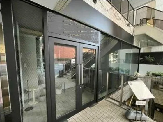 元町・中華街のカフェ・喫茶店居抜きのエントランス