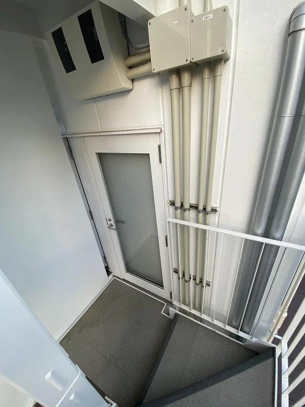 貸店舗(スケルトン)のエントランス