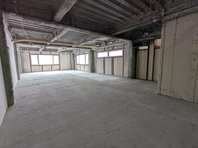 大船のスケルトン店舗物件の内装