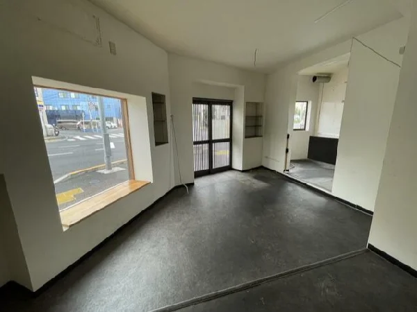 京成立石の事務所仕様店舗物件の内装