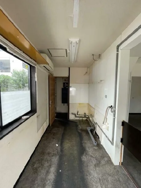 京成立石の事務所仕様店舗物件の内装