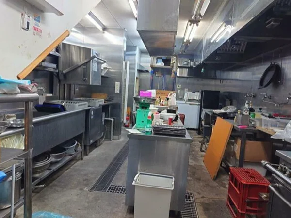 ダイニングバーの居抜き物件の厨房