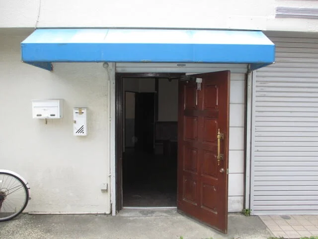 鶴間のスナック・パブ居抜きのエントランス