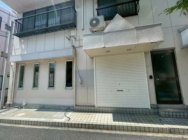 北綾瀬の事務所仕様店舗物件のエントランス