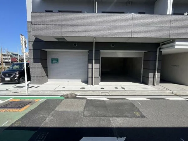 貸店舗(スケルトン)のエントランス