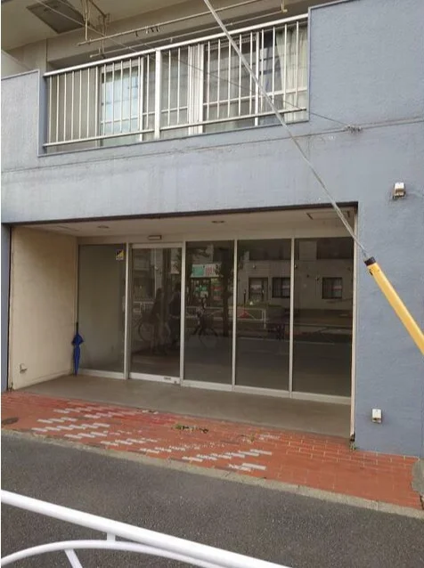 小村井の事務所仕様店舗物件のエントランス