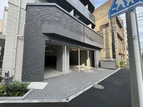 伊勢佐木長者町のスケルトン店舗物件のエントランス