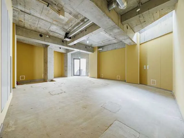 北参道のスケルトン店舗物件の内装