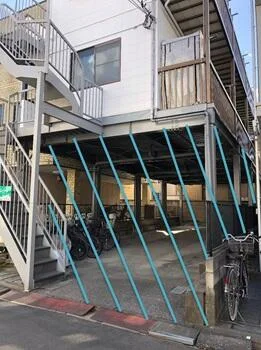 蓮根のスケルトン店舗物件の外観