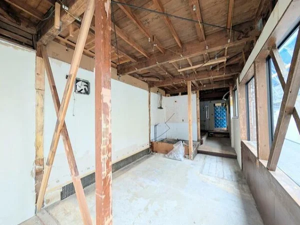 大久保のスケルトン店舗物件の内装