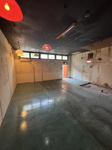 本厚木のスケルトン店舗物件の内装