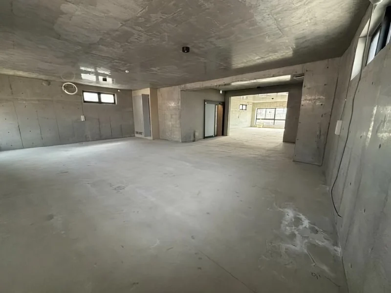 東向島のスケルトン店舗物件の内装