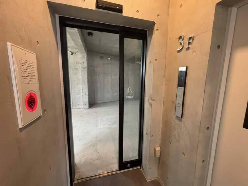 貸店舗(スケルトン)のエントランス