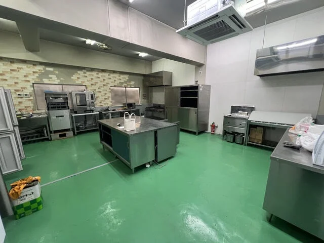 セントラルキッチンの居抜き物件の厨房