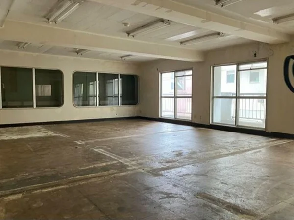 自由が丘のスケルトン店舗物件の内装