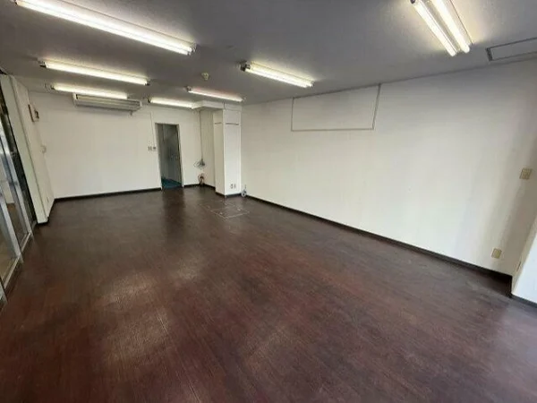 四谷三丁目の事務所仕様店舗物件の内装