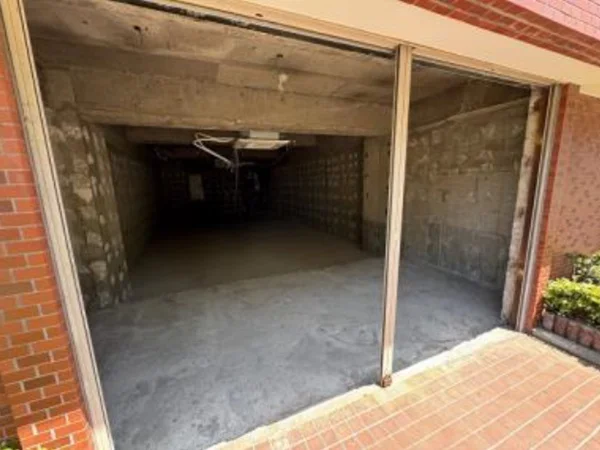 志村坂上のスケルトン店舗物件のエントランス