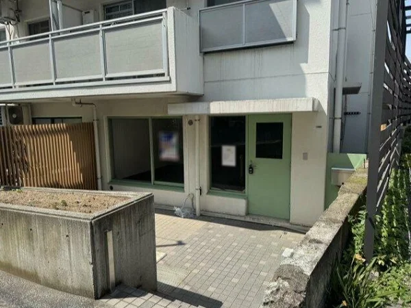 神楽坂の事務所仕様店舗物件のエントランス