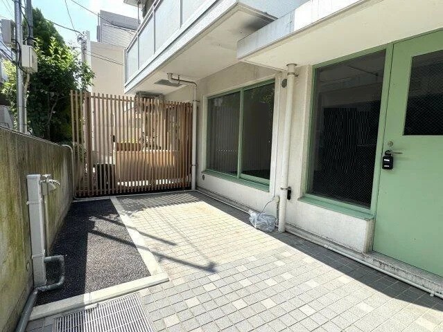 神楽坂の事務所仕様店舗物件のエントランス