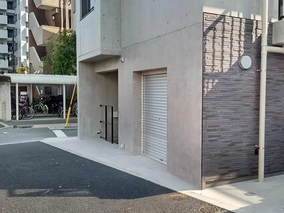 貸店舗(スケルトン)のエントランス