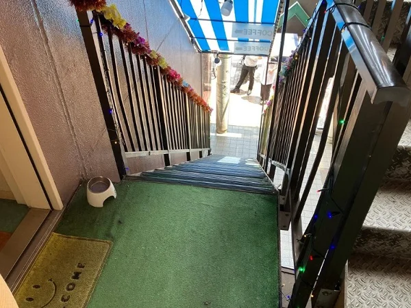カフェ・喫茶店の居抜き物件のエントランス