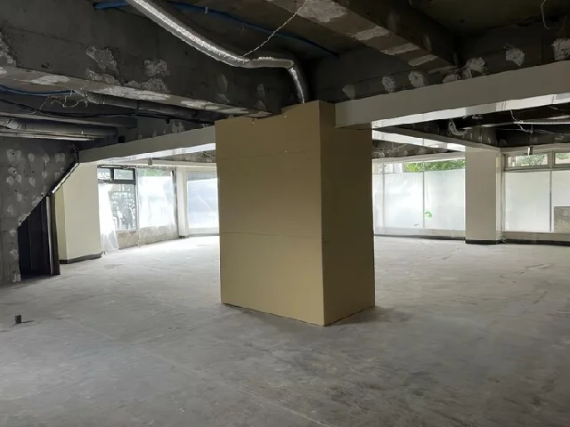 青葉台のスケルトン店舗物件の内装