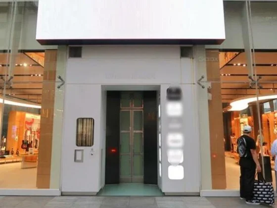 明治神宮前〈原宿〉の居抜き店舗のエントランス