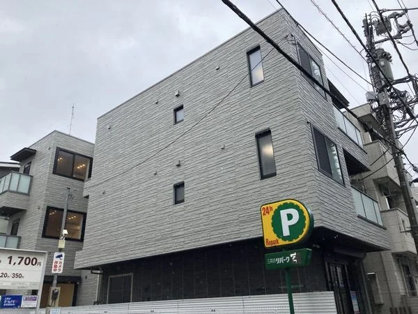 大山のスケルトン店舗物件の外観