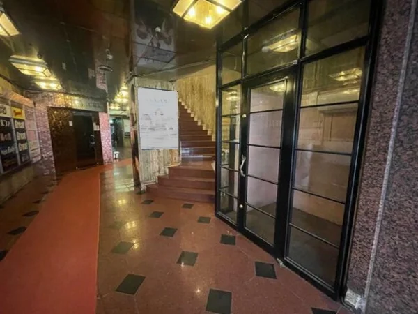 新宿三丁目のスケルトン物件のエントランス