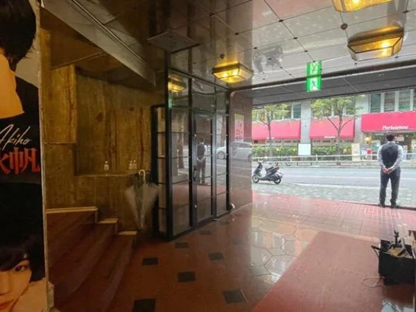 新宿三丁目のスケルトン物件のエントランス