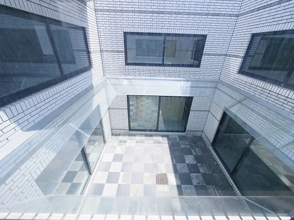 金町の事務所仕様店舗物件のエントランス