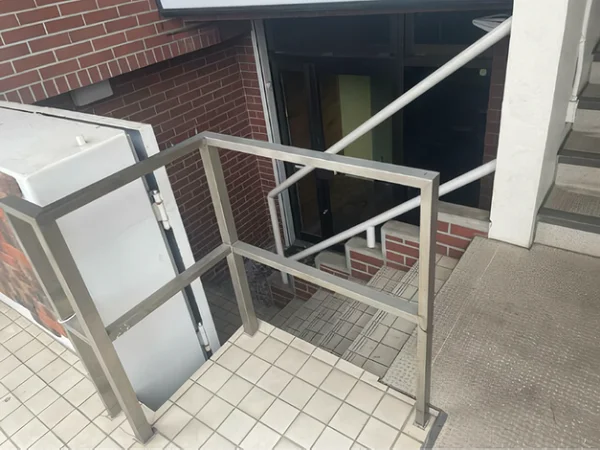 牛込柳町のスケルトン店舗物件の外観