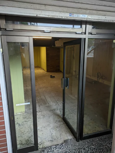 貸店舗(スケルトン)のエントランス