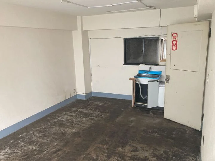 新橋のスケルトン店舗物件の内装