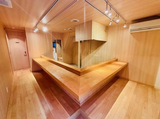 月島の焼鳥・焼きとん居抜きの内装